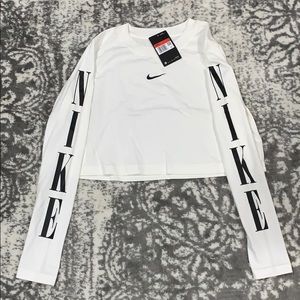 NIKE white cropped workout top. SIZE L. NWT